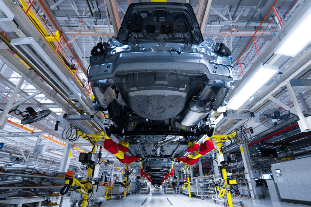Modern otomotiv üretim hattında montaj aşamasındaki araç gövdeleri